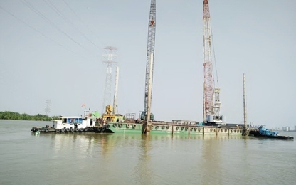 VEC điều động 2 cẩu lớn khắc phục sự cố sập cầu Ghềnh