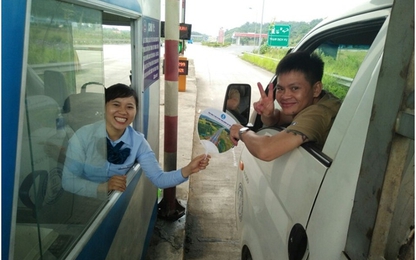 VEC tặng quạt nhựa cho lái xe trên cao tốc Nội Bài - Lào Cai