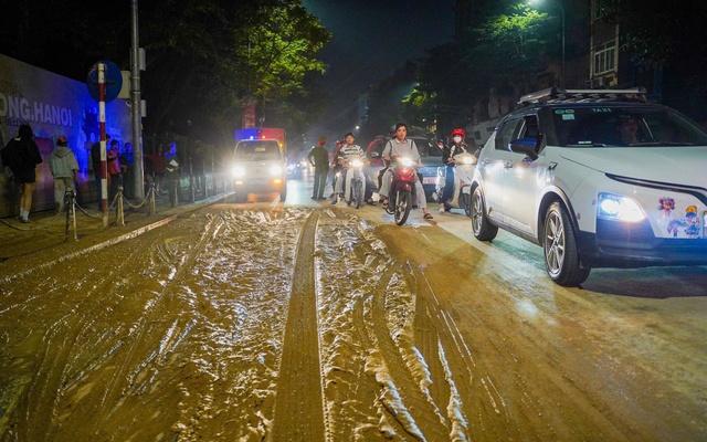 Hà Nội: Xử lý tài xế xe tải làm rơi vãi bùn đất xuống đường gây mất ATGT