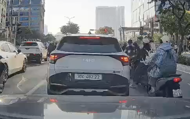 Dừng đèn đỏ bị xe đỗ trước lùi hỏng hệ thống an toàn, liệu có lỗi không giữ khoảng cách?