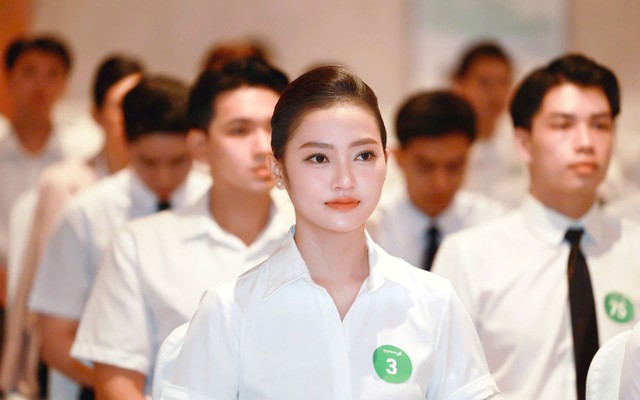 Cận cảnh nam thanh nữ tú háo hức thi tuyển tiếp viên hàng không