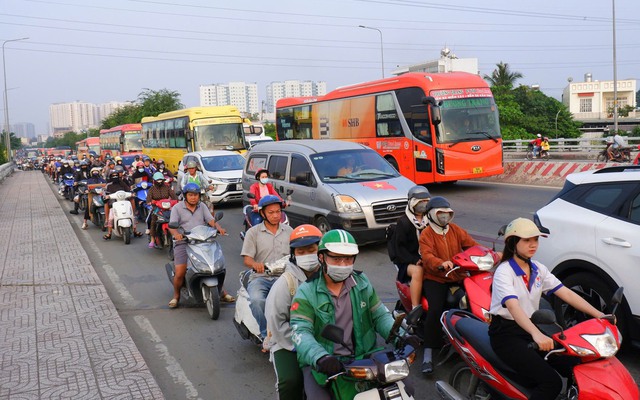 Hàng nghìn dân rời TP.HCM về quê, các cửa ngõ giao thông ùn ứ