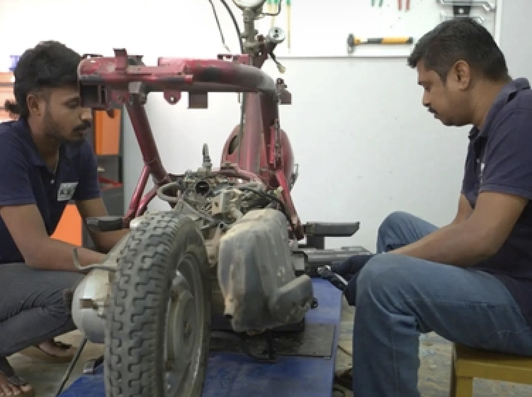 Bài học từ xe máy xăng hoán cải sang xe điện tại Ấn Độ