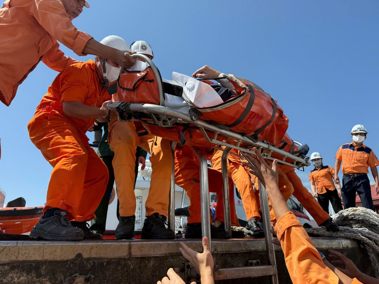 Cứu nạn thành công khách nước ngoài bị nạn trên vùng biển miền Trung