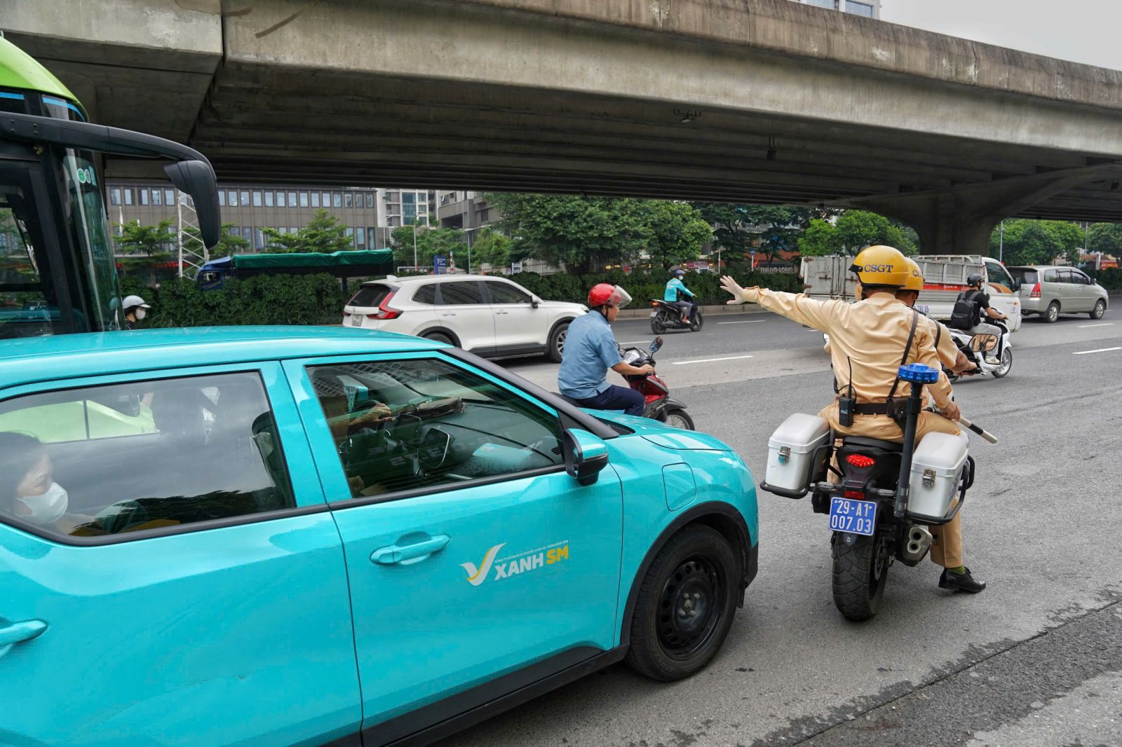CSGT Hà Nội kịp thời hỗ trợ sản phụ đến bệnh viện an toàn