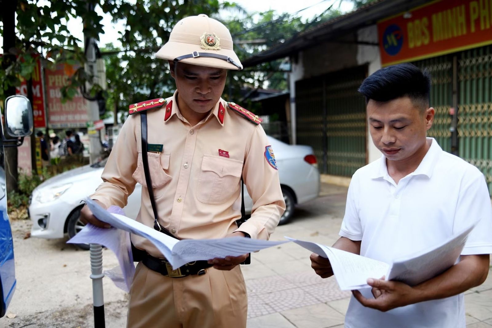 Qua tổng rà soát pháp lý, một trong những tồn tại nổi cộm được lực lượng chức năng chỉ rõ là tình trạng nhiều nhóm phụ huynh tự phát đứng ra ký hợp đồng thuê phương tiện bên ngoài mà không thông qua nhà trường, khiến công tác giám sát điều kiện vận tải và danh sách đưa đón bị buông lỏng.