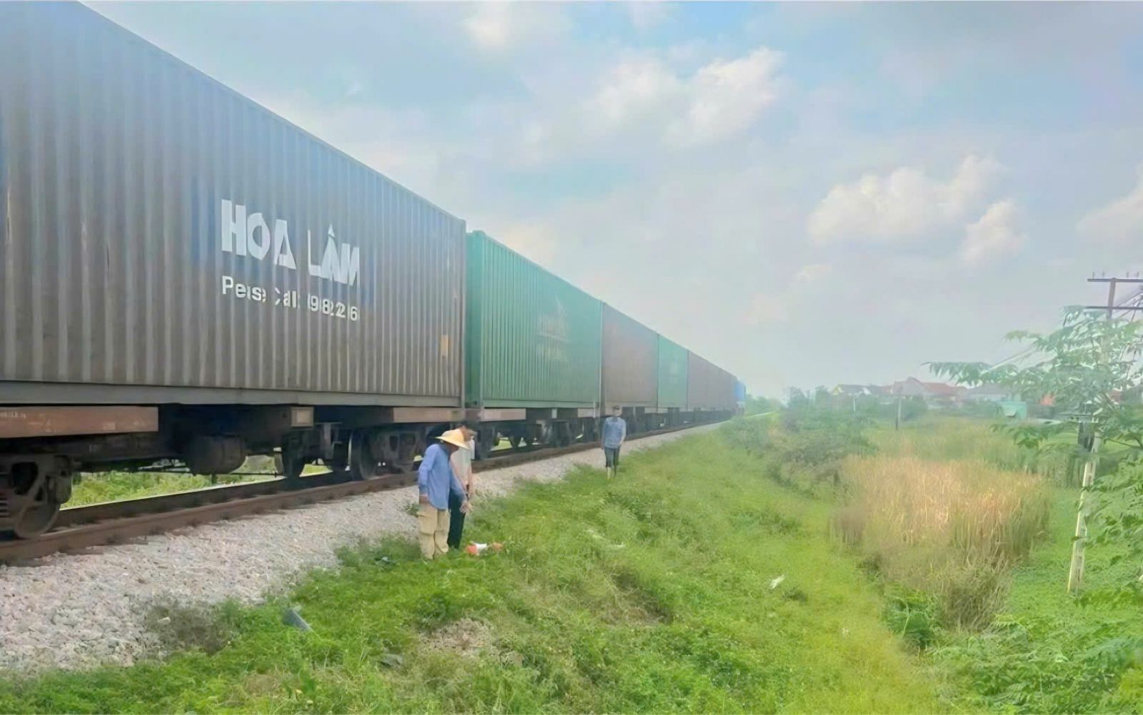 Nghệ An: Tàu hàng đâm xe máy tại lối đi tự mở, một người phụ nữ tử vong
