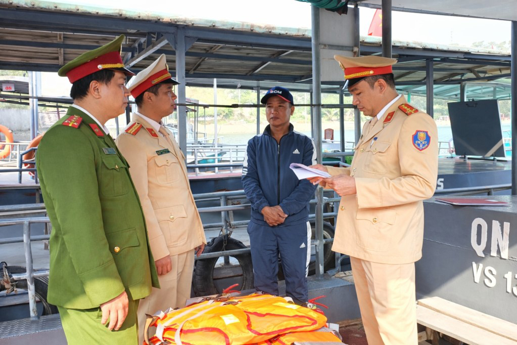 Quảng Ninh tổng kiểm tra phương tiện thủy chở khách tại bến đò chùa Lôi Âm 