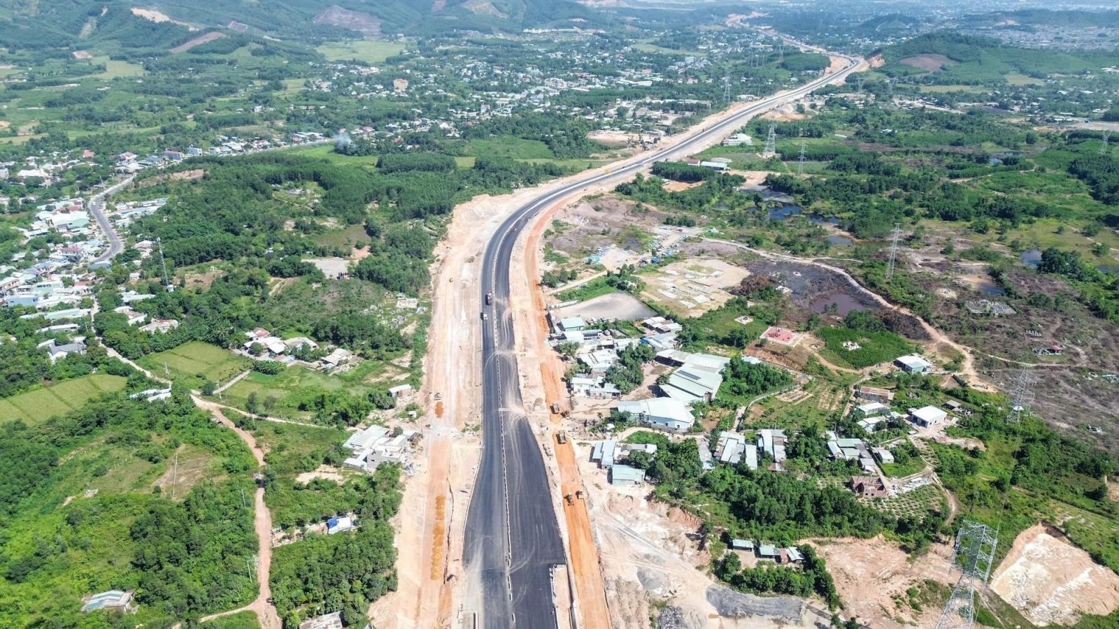 Khẩn trương tăng tốc ba dự án cao tốc qua miền Trung 