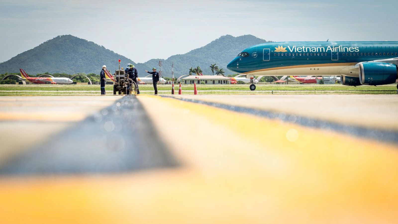 Nhiệt độ bề mặt bê tông khu vực sân đỗ tàu bay Cảng HKQT Nội Bài chạm mốc kỷ lục 71°C