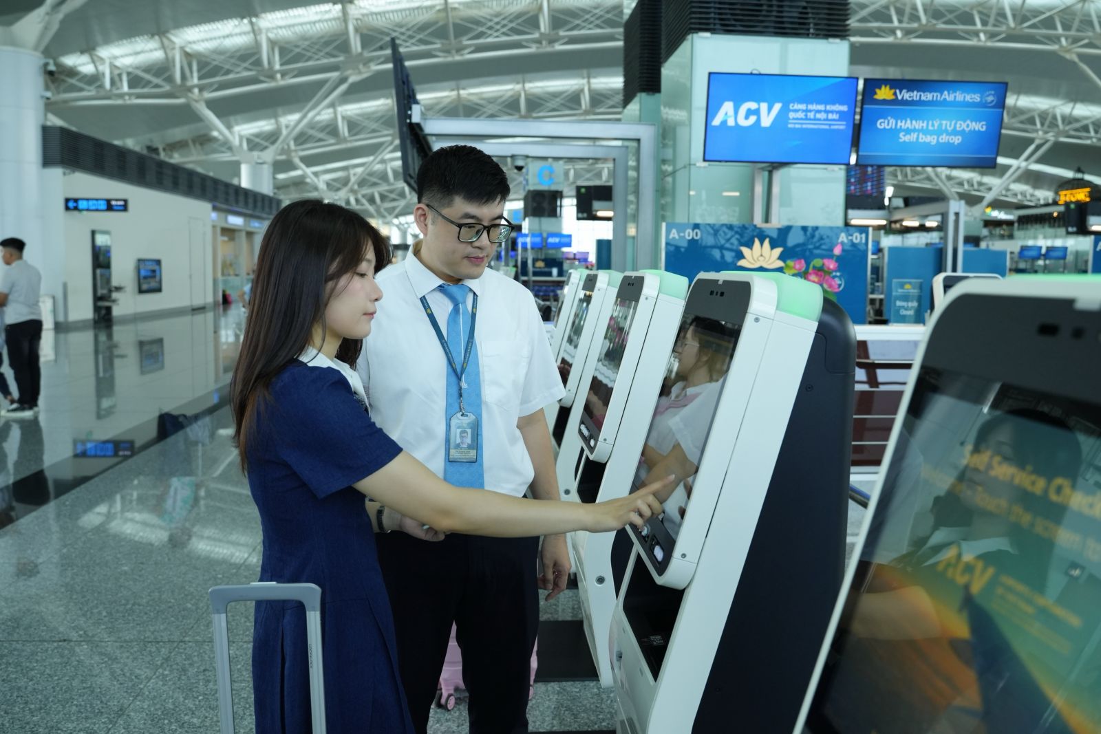 Vietnam Airlines thử nghiệm hệ thống làm thủ tục và gửi hành lý tự động cho chuyến bay quốc tế tại Nội Bài