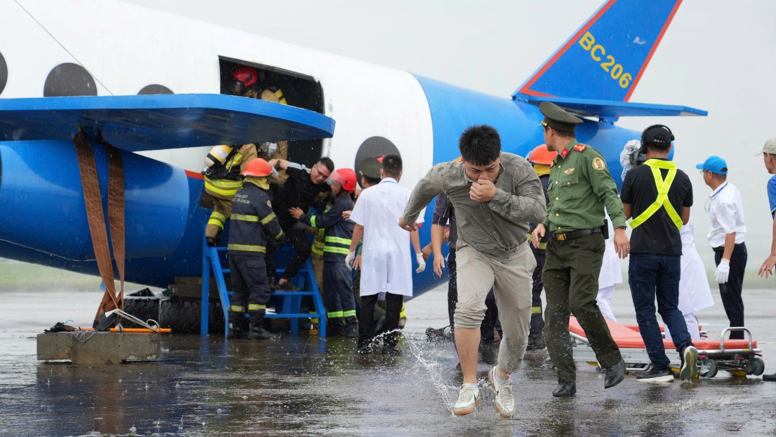 Cận cảnh diễn tập chữa cháy tàu bay, cứu 185 hành khách ở Cảng HKQT Nội Bài