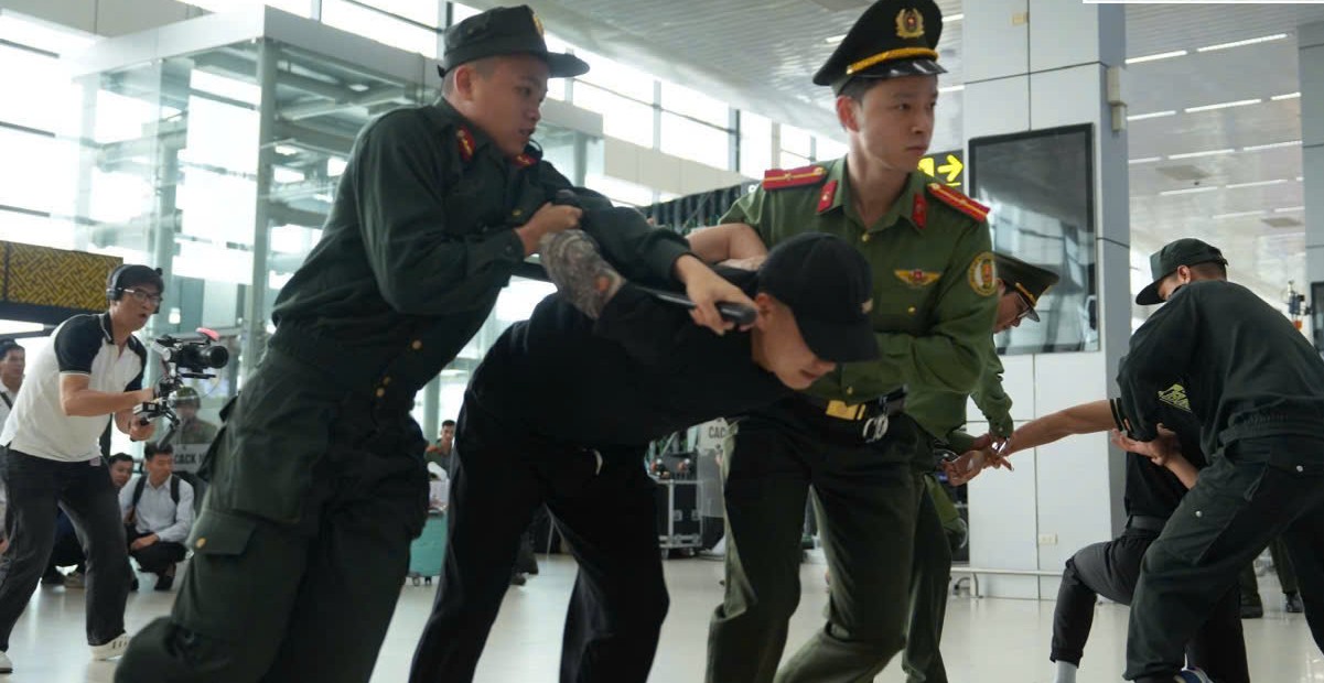 Cận cảnh diễn tập đối phó với đám đông tụ tập, gây rối tại sân bay Nội Bài