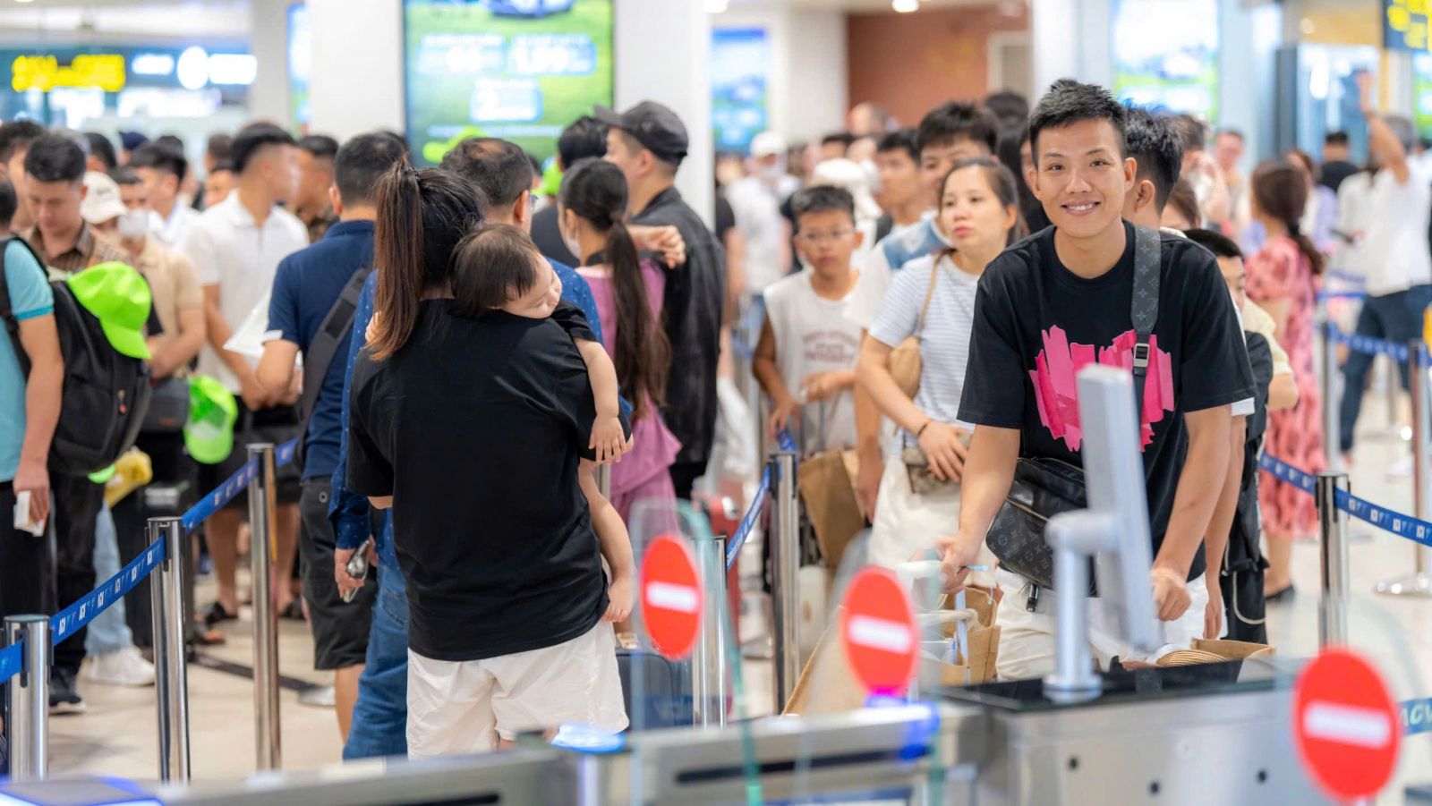 Sân bay Nội Bài dự kiến có 652 lượt chuyến bay, gần 114.000 lượt khách ngày cao điểm nghỉ lễ 30/4 – 01/5