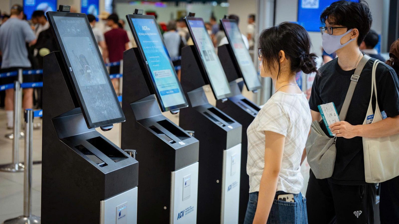 Ứng dụng sinh trắc học tại Cảng HKQT Nội Bài: Hành khách chỉ mất vài giây để hoàn thành thủ tục xác thực