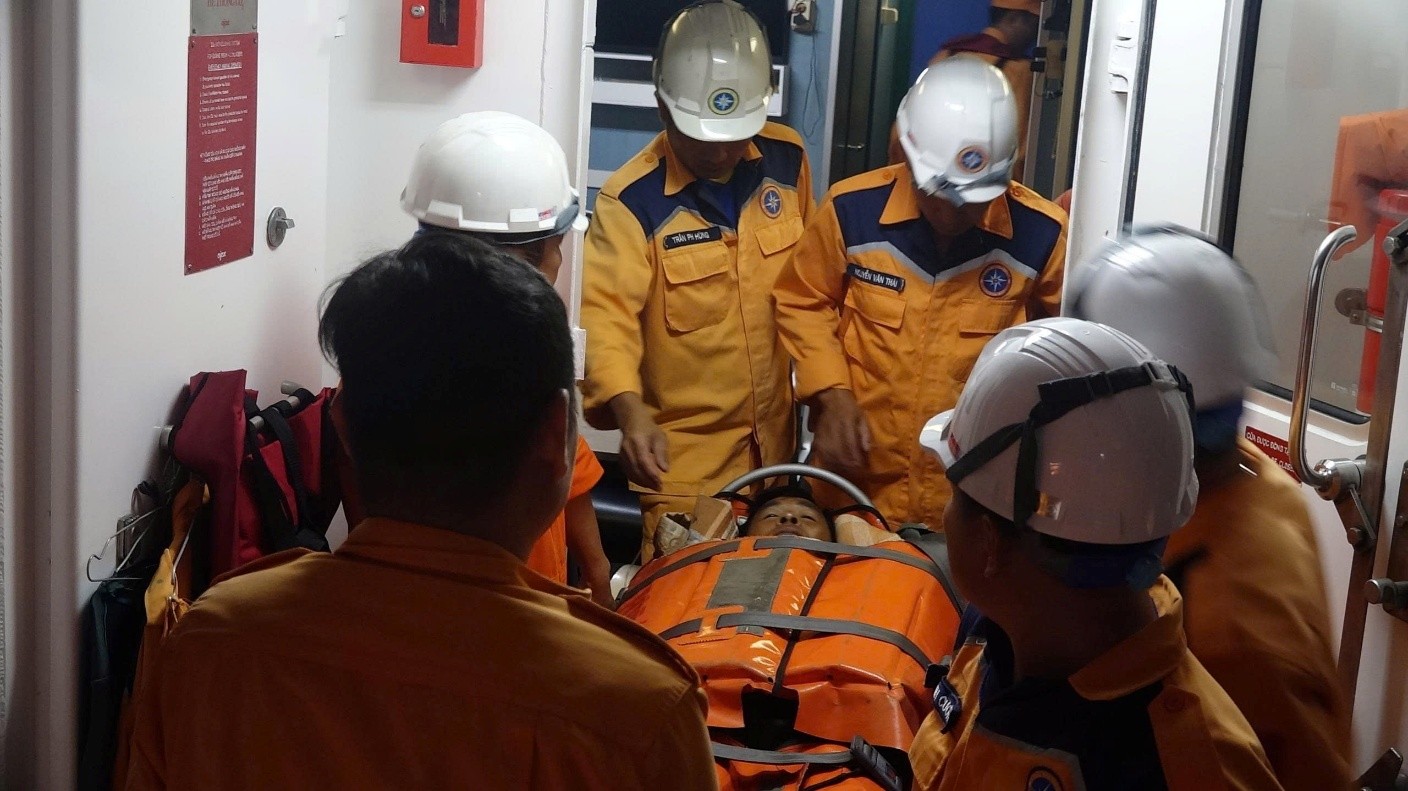 Khẩn trương cứu nạn ngư dân nghi mắc bệnh tim trên vùng biển Đà Nẵng