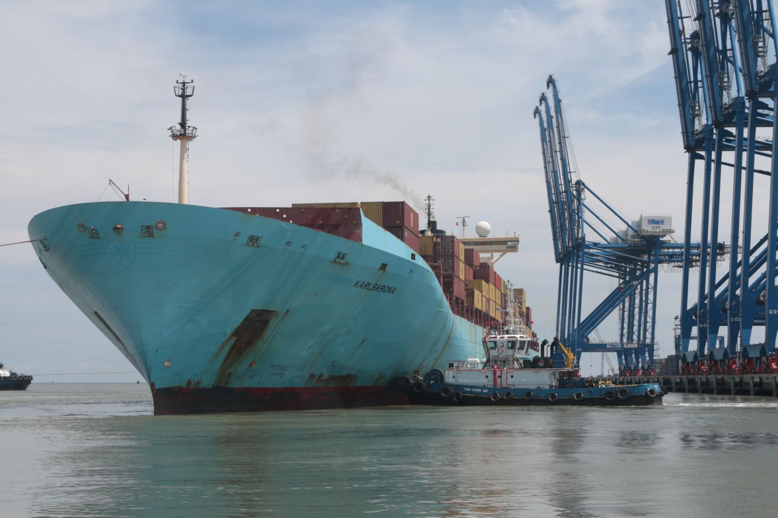 Đề xuất miễn nhiều loại phí lĩnh vực hàng không, hàng hải từ 01/4 đến hết năm 2026