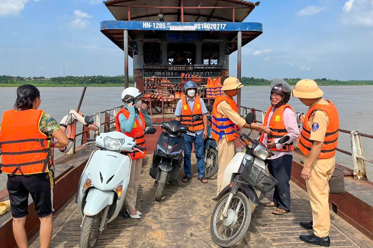 Hà Nội: Cảnh sát đường thủy phát tờ rơi ATGT, kiểm soát bến khách ngang sông Hồng