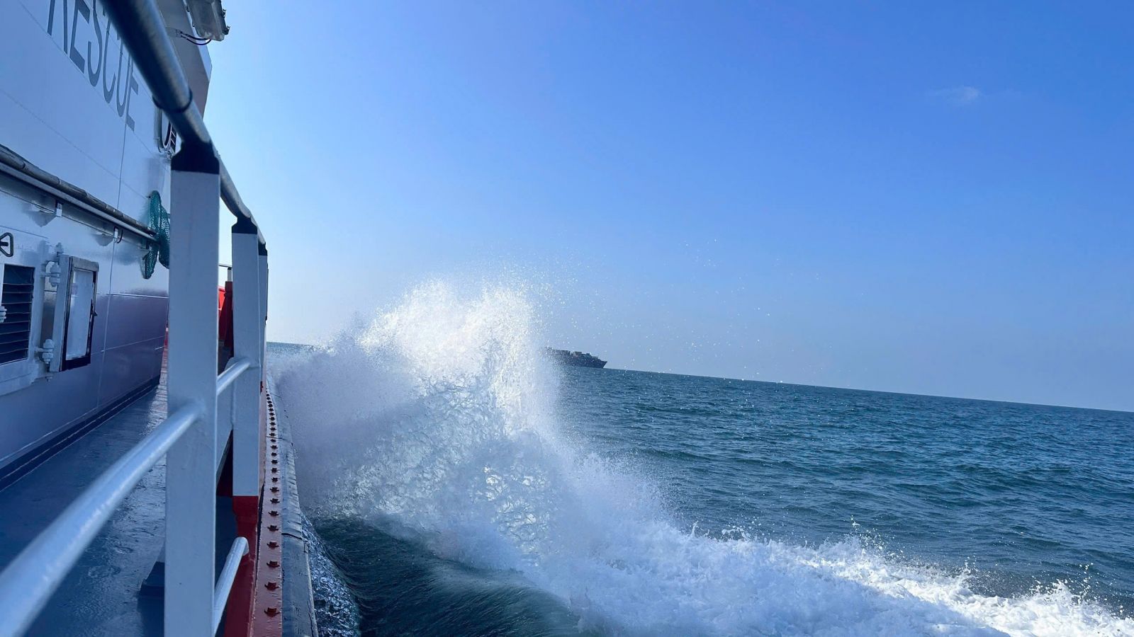 Cứu thuyền viên Philippines trên tàu ESL Dachan Bay tại vùng biển Việt Nam