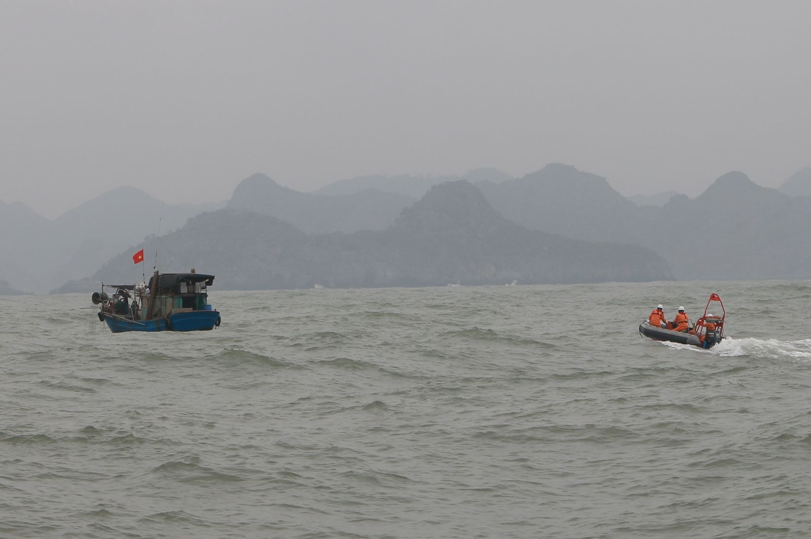 Cận cảnh huấn luyện kỹ năng tìm kiếm cứu nạn trên biển