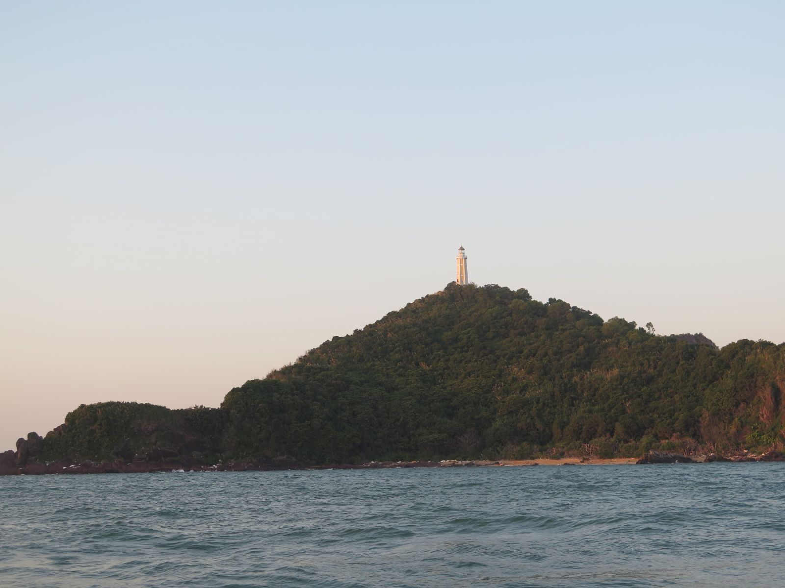 Cận cảnh những ngọn hải đăng sừng sững trên vùng biển Đông Bắc Bộ