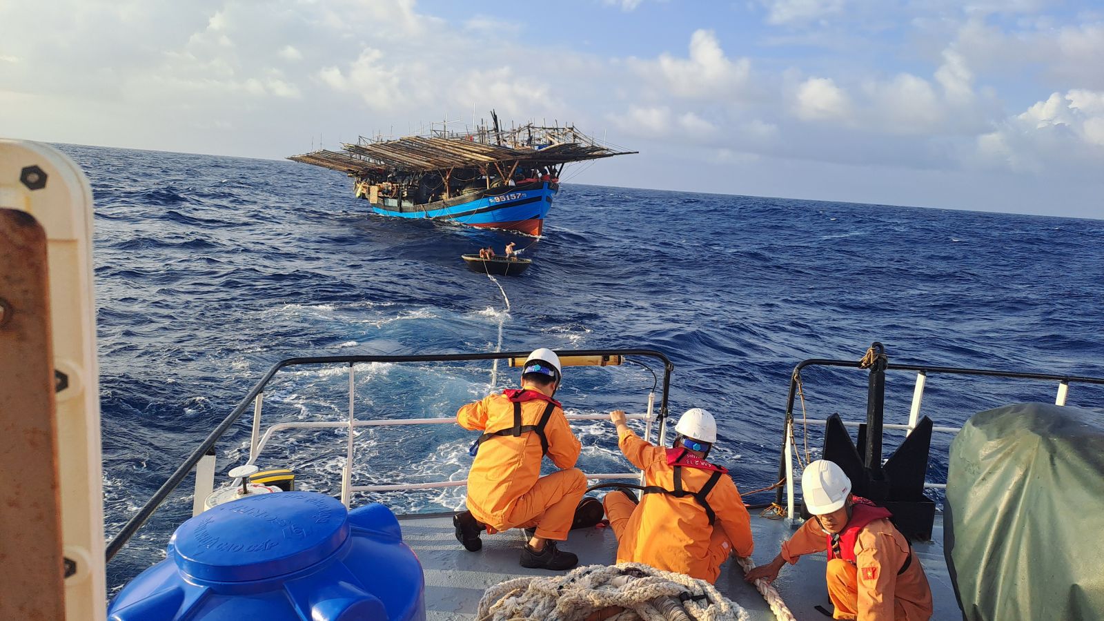 Kịp thời cứu 34 ngư dân gặp nạn trên vùng biển Khánh Hòa