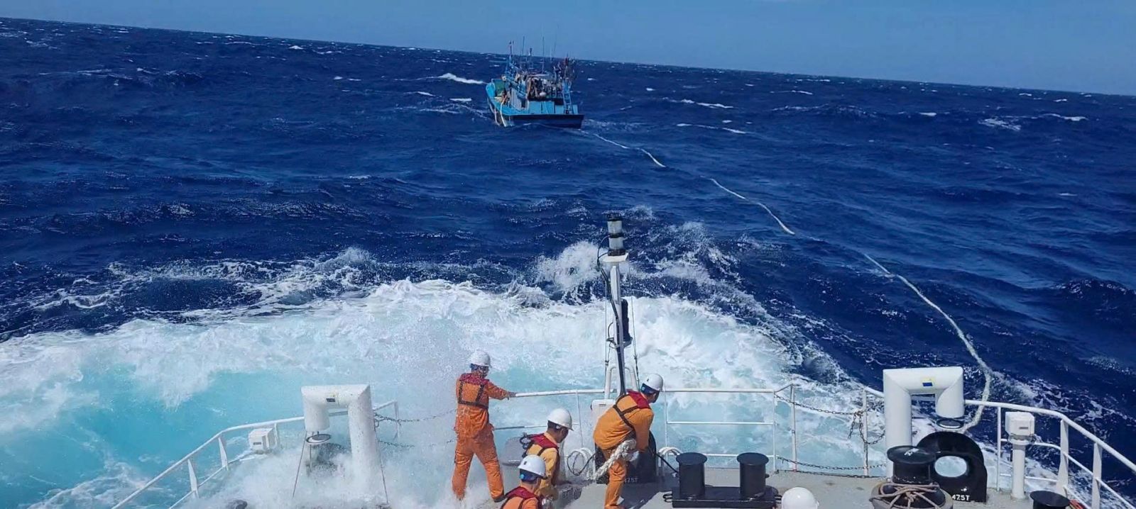 Cứu thành công 9 ngư dân Đà Nẵng gặp nạn trên vùng biển phía Nam Đặc khu Hoàng Sa