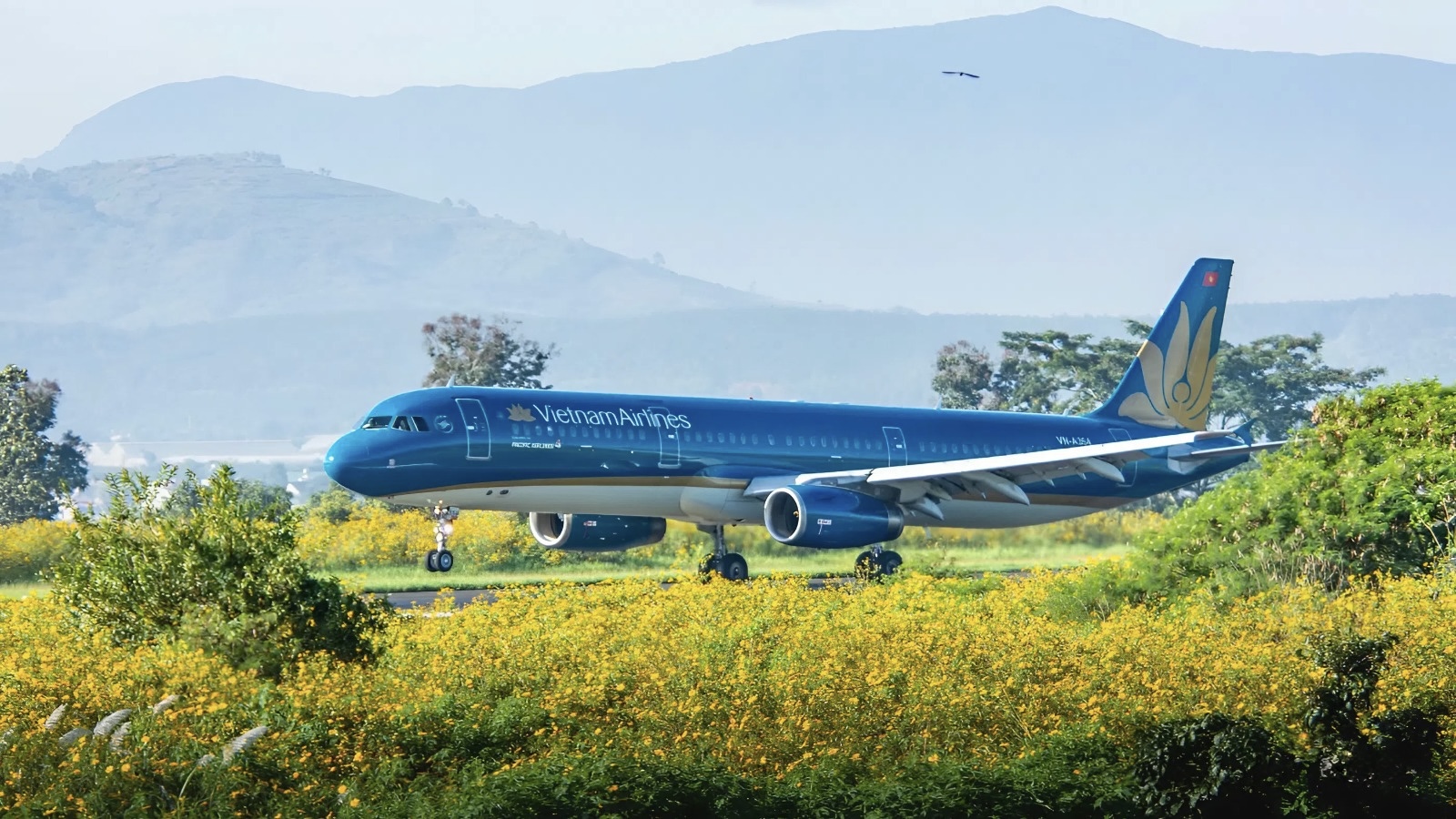 Vietnam Airlines sắp tạm dừng các chuyến bay đến và đi từ sân bay Liên Khương, khách đã mua vé thì sao?