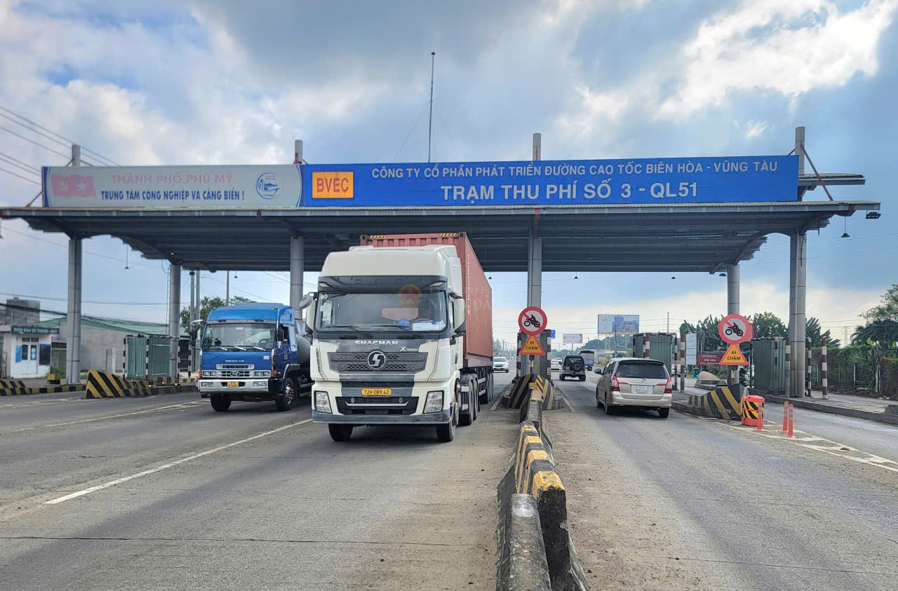 Khẩn trương tháo dỡ trạm thu phí trên QL51