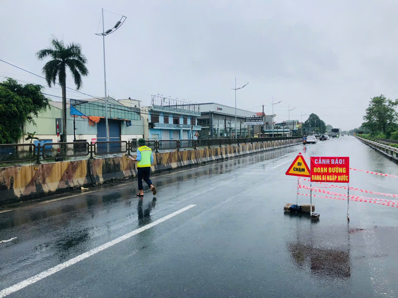 Mưa lớn nhiều điểm trên QL1 bị ngập