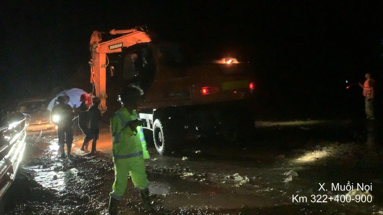 Nỗ lực thông đường trong đêm trên QL6 đoạn Km323 - Km324