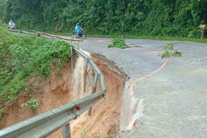 Mưa lớn gây sạt lở, ngập úng trên nhiều tuyến đường ở các tỉnh phía Bắc