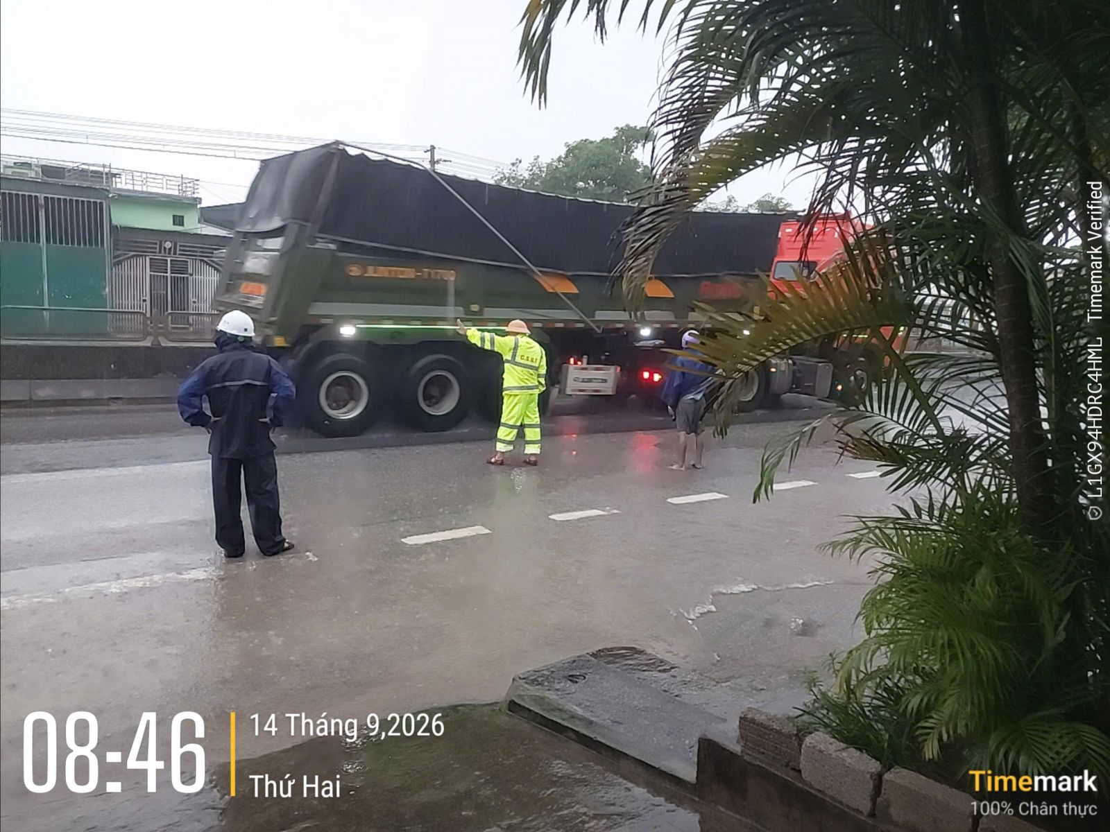 Mưa lớn gây ngập, tắc nhiều tuyến đường tại Quảng Trị, Nghệ An và Lào Cai