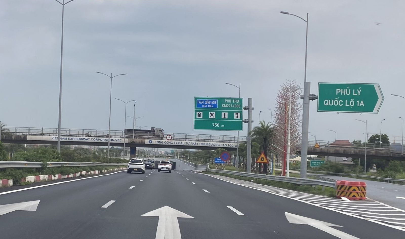 Bổ sung biển chỉ dẫn trạm dừng nghỉ trên cao tốc