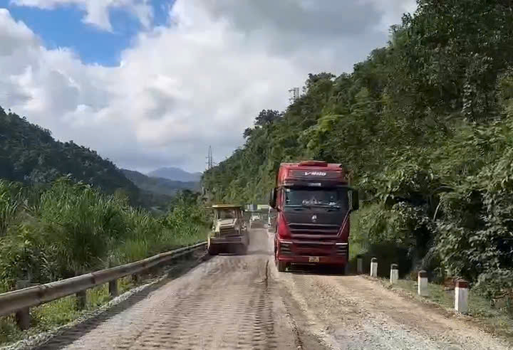 Điều tiết giao thông qua cầu Đakrông đi Cửa khẩu La Lay
