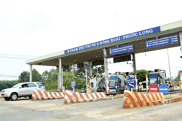 Khắc phục vết nứt mặt đường tại Km941+850 QL14