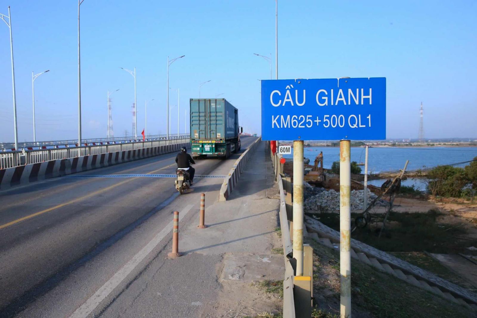 Phân luồng giao thông từ xa phục vụ thay gối cầu Gianh trên QL1