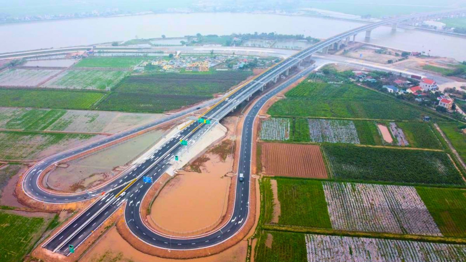 Hoàn thiện hệ thống chiếu sáng trên cầu vượt sông Đáy