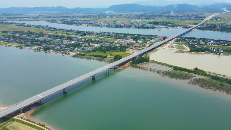 Phân luồng QL1 đoạn qua cầu Gianh phục vụ chương trình “Bản hùng ca trên sông”