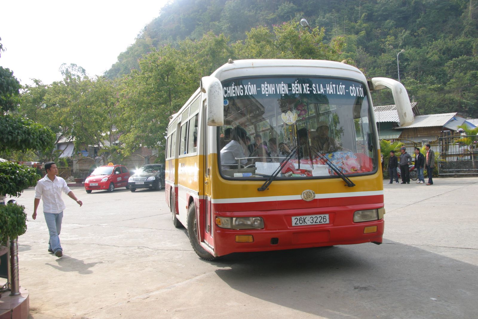 Đồng ý lắp đặt điểm đón trả khách trên QL6