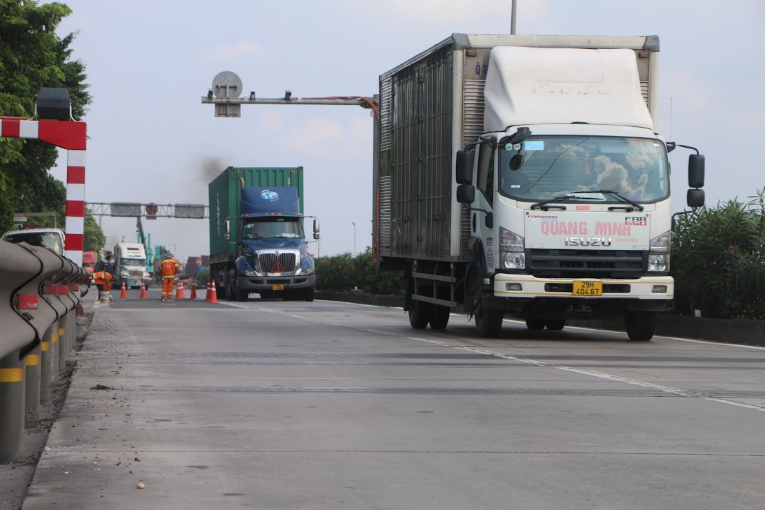 Hạ 4 giá long môn trên QL5 phục vụ vận chuyển hàng siêu trường