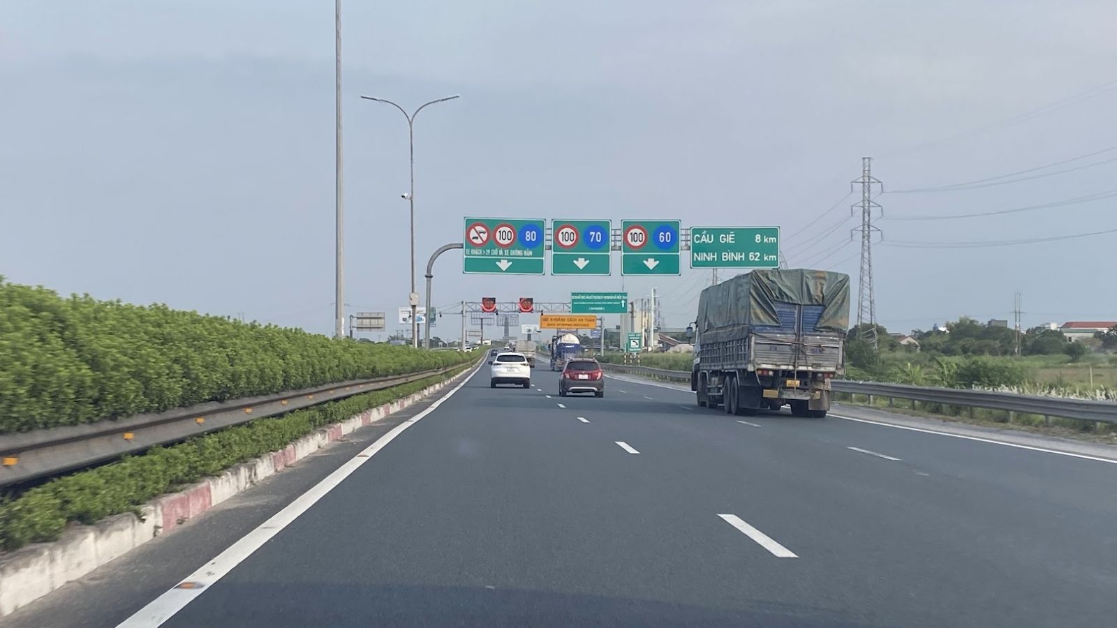 Lắp đặt, bổ sung báo hiệu xác định khoảng cách an toàn giữa các xe trên cao tốc