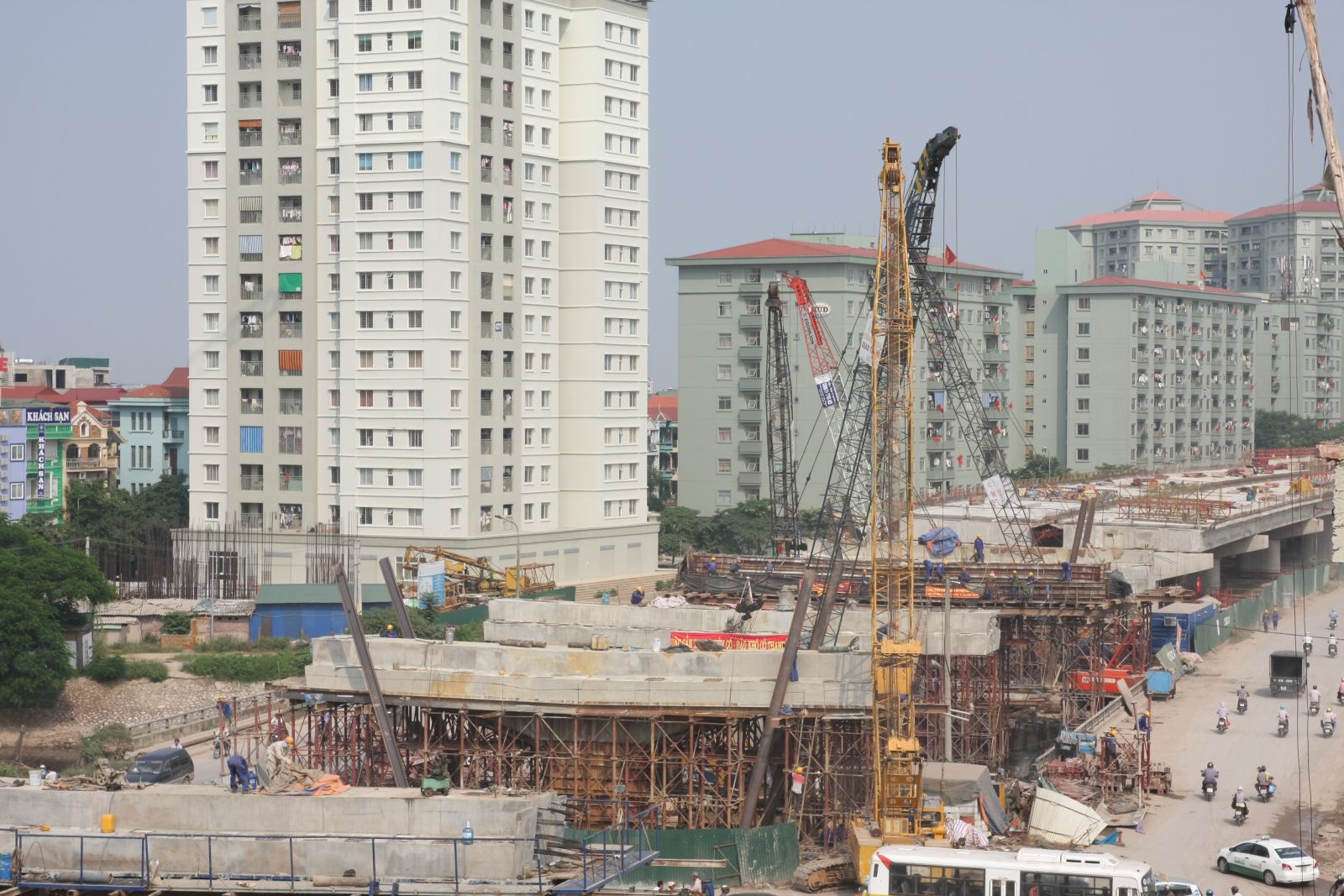 Giá xăng dầu tăng mạnh: Áp lực lớn lên các dự án giao thông