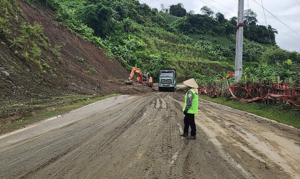 Khẩn trương khắc phục sạt lở, bảo đảm giao thông sau mưa lũ