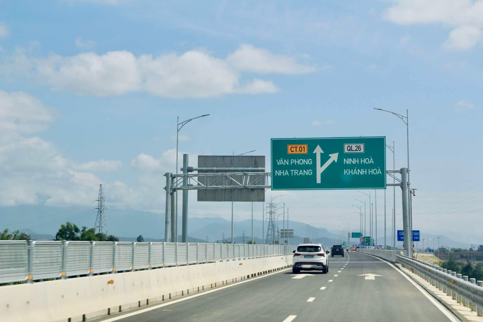 Phân luồng giao thông tại nút giao cao tốc Vân Phong - Nha Trang và Khánh Hòa - Buôn Ma Thuột