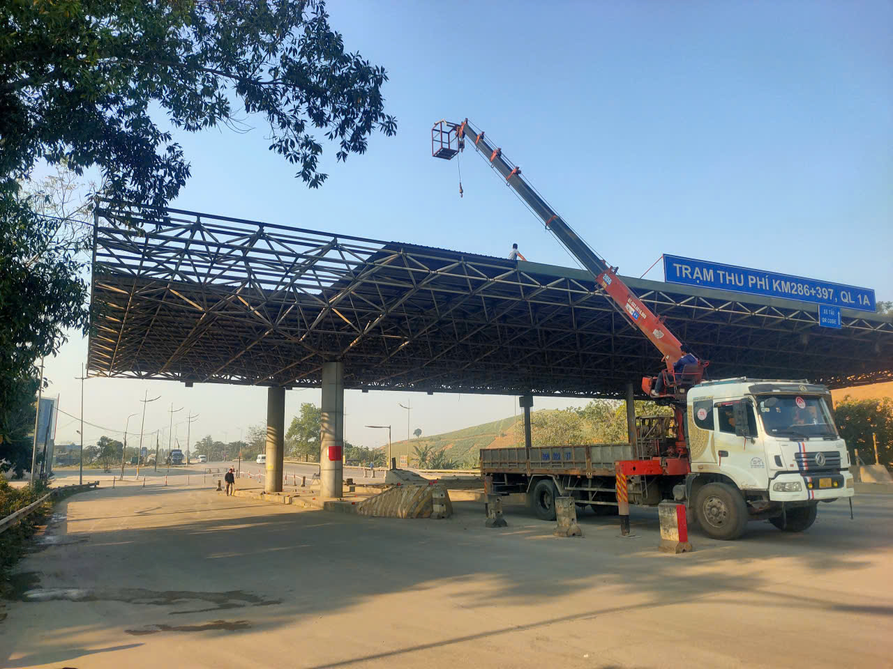 Tháo dỡ trạm thu phí Bỉm Sơn trên QL1