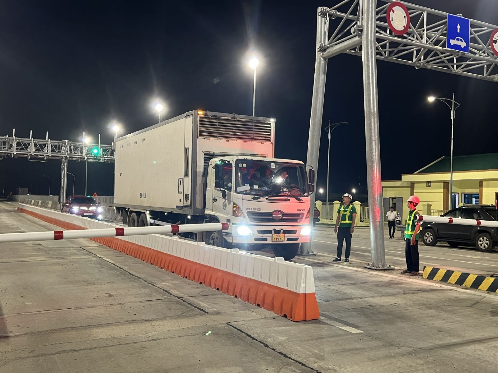 Chùm ảnh: Những phương tiện đầu tiên trả phí trên 5 tuyến cao tốc 