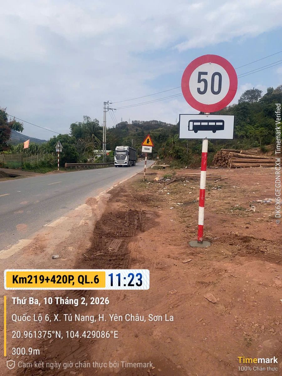 Cắm biển hạn chế tốc độ trên QL6 qua địa bàn tỉnh Sơn La