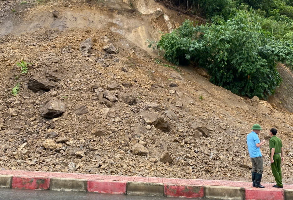 Xử lý sạt lở tại chân Dốc Cun QL6