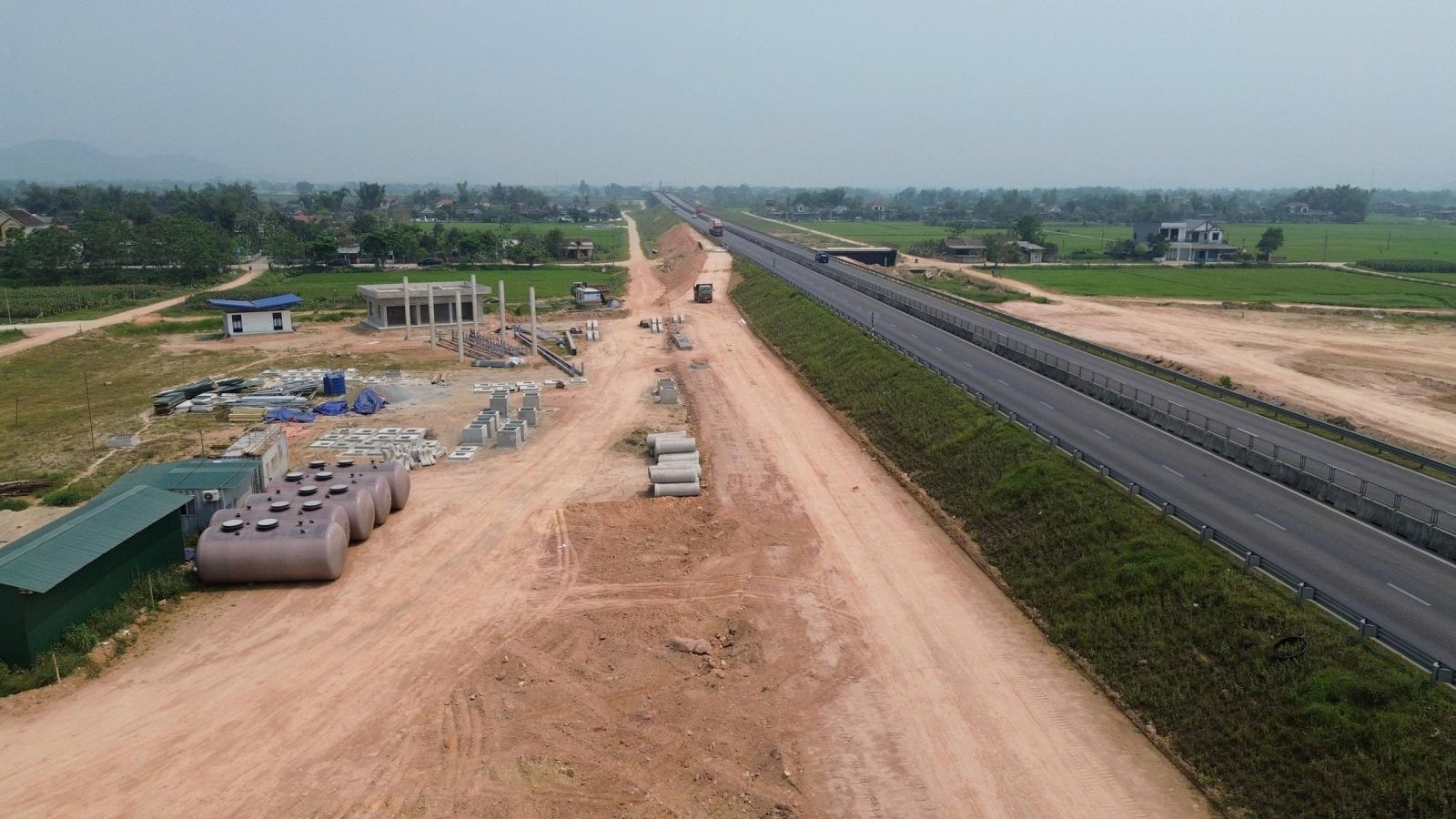 Đề nghị tỉnh Quảng Ngãi tháo gỡ nguồn đất đắp cho trạm dừng nghỉ Km15+620
